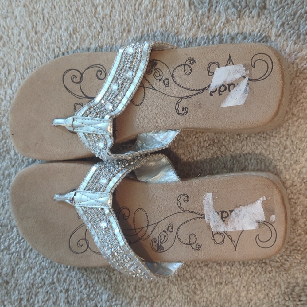 Mudd flip flop sandals